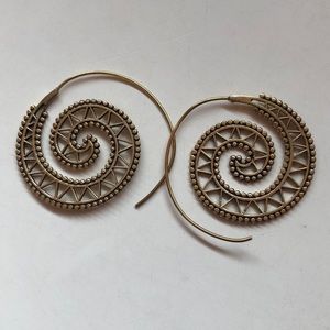 Delicate hoop/loop earrings